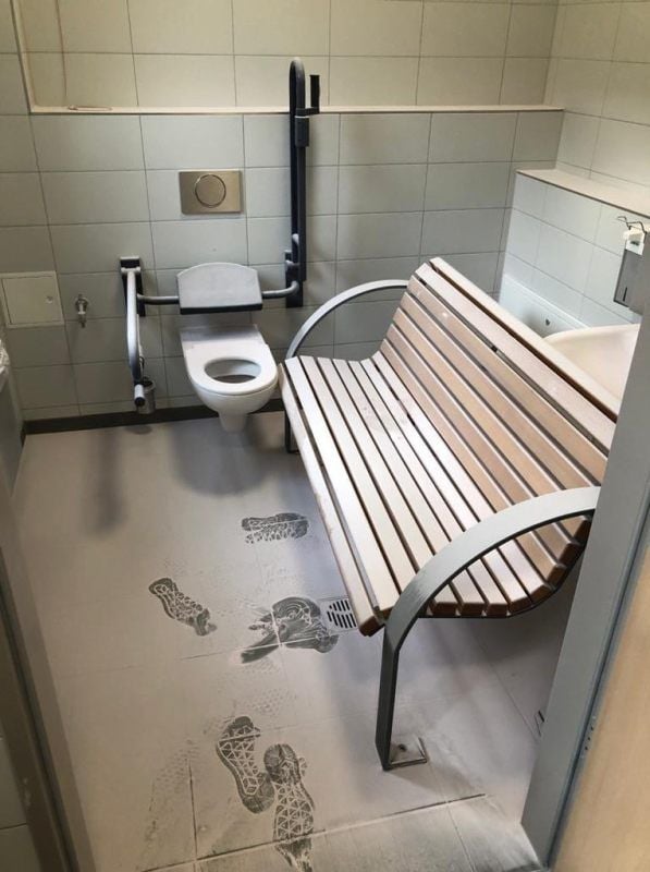 Randale im Bahnhof Bad Kösen: Eine Bank im mit Feuerlöschschaum eingedreckten WC-Raum.