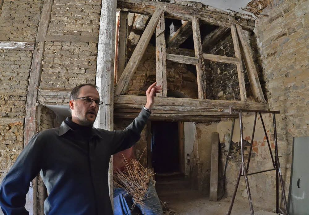 Dirk Fuß geht mit Schwung und Sachkenntnis ans große Werk.