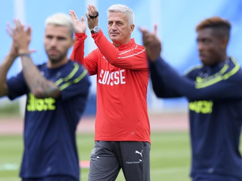 Schweiz-Trainer Vladimir Petkovic (M) hat fünf Spieler mit Gladbacher Hintergrund in seinem Kader. Foto: Laurent Gillieron/KEYSTONE