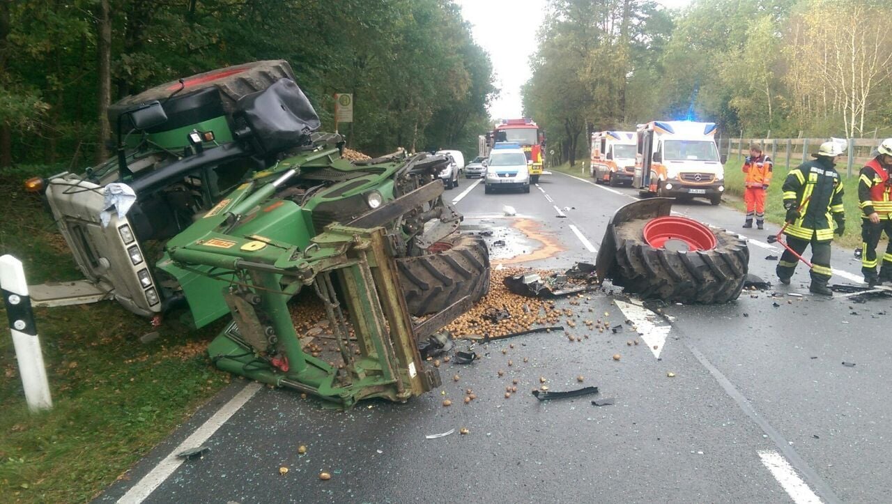 Der Traktorfahrer wurde leicht verletzt. Er war mit einer geringen Menge Kartoffeln unterwegs, die sich auf der Fahrbahn verteilten.