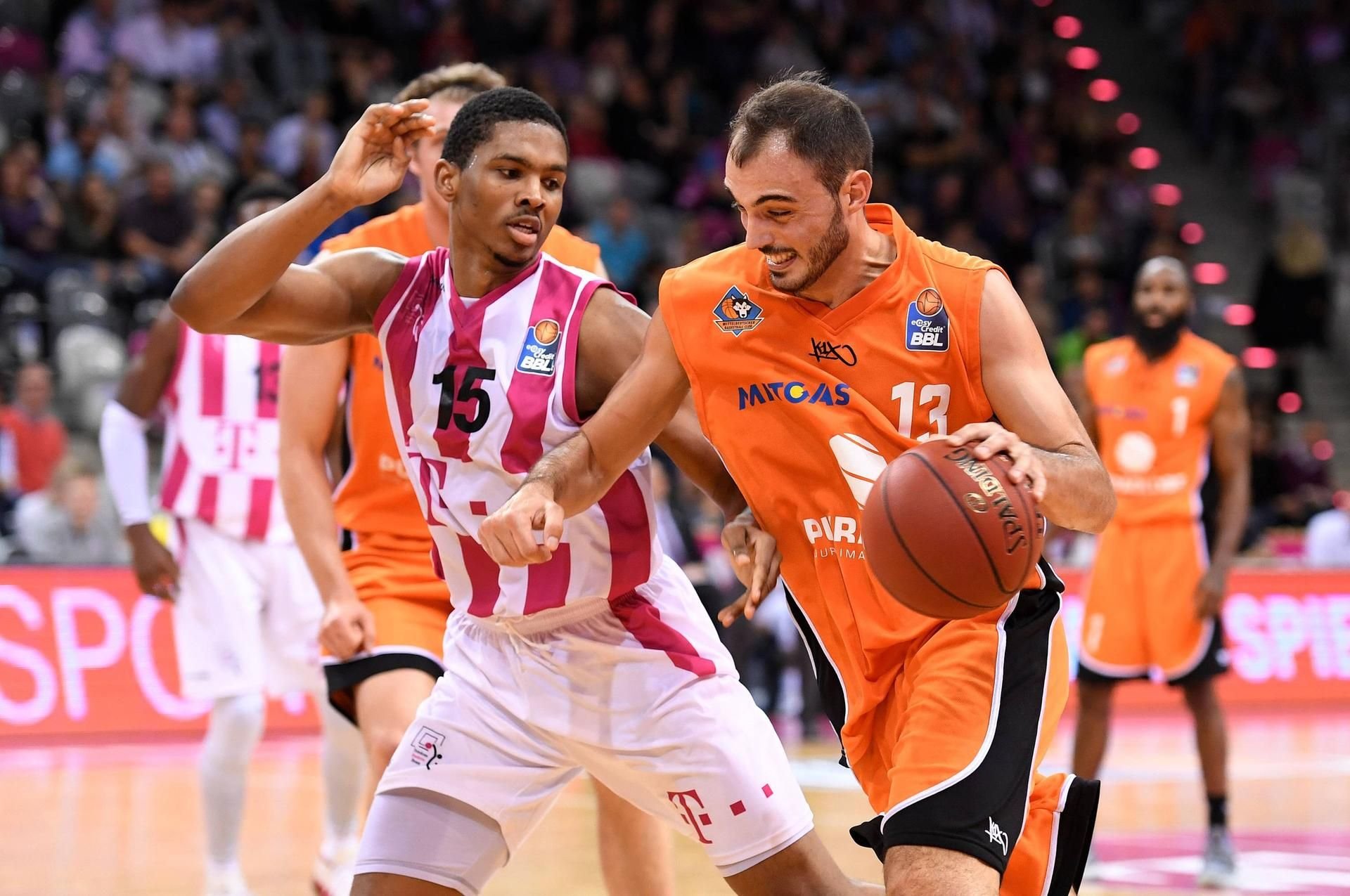 Djordje Drenovac (MBC, rechts) gegen Bonns Malcolm Hill im Spiel Basketball-Bundesliga zwischen Telekom Baskets Bonn und Mitteldeutscher BC.