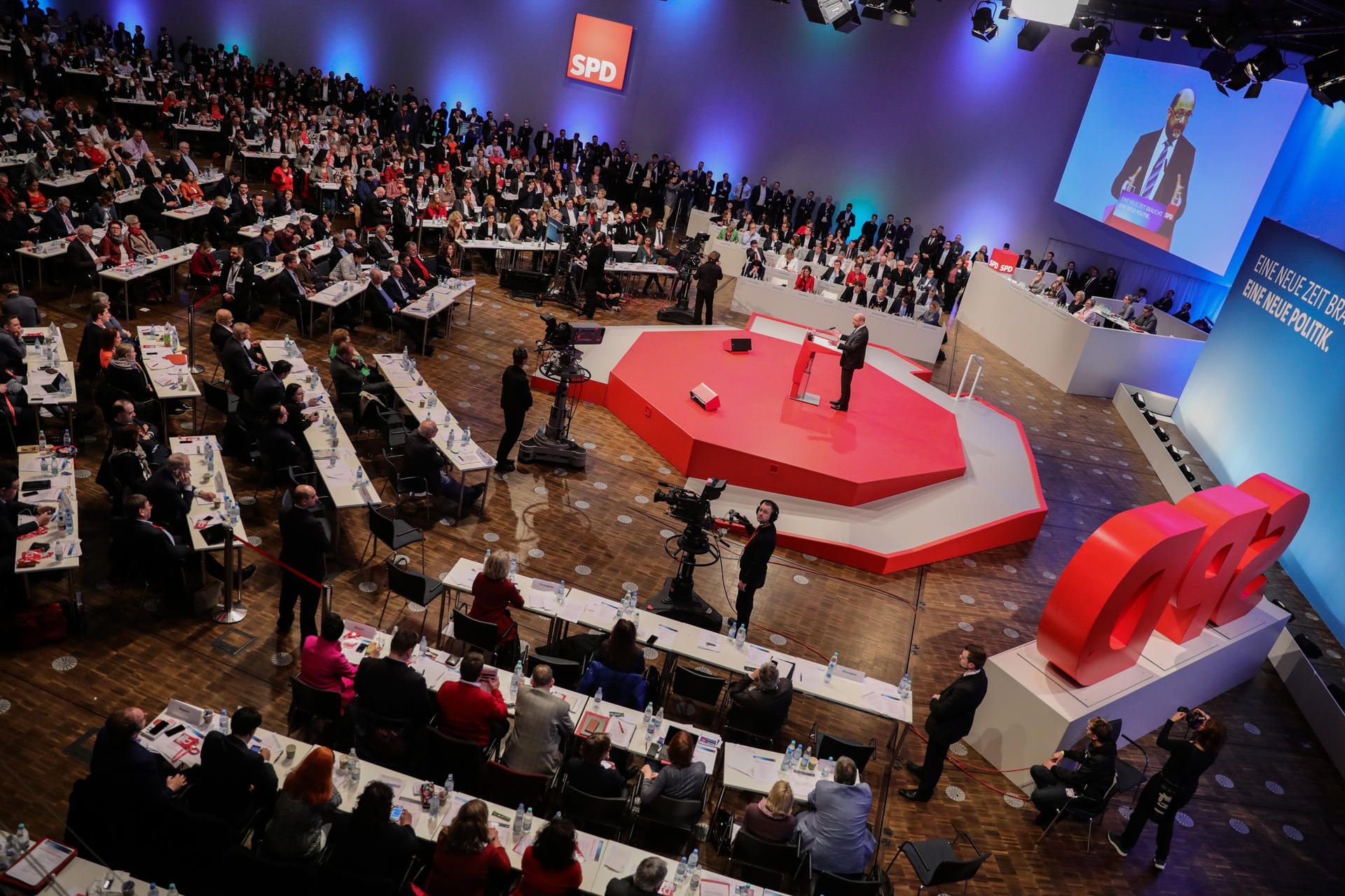 Mit 362 von 642 Stimmen entschieden die Delegierten und der Vorstand auf dem SPD-Bundesparteitag für Koalitionsgespräche mit der Union.