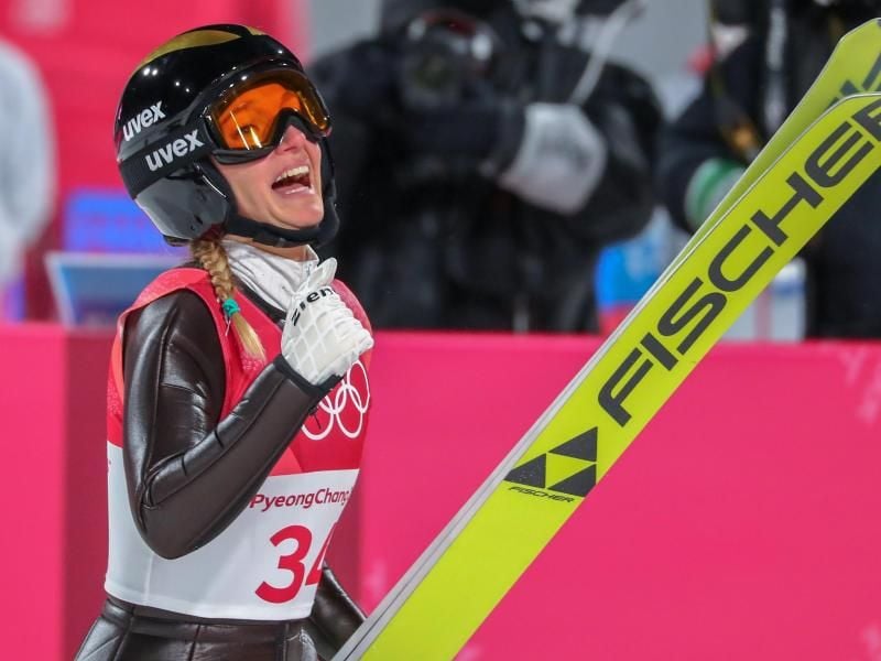 Skispringerin Katharina Althaus freut sich über ihre Silbermedaille von der Normalschanze. Foto: Daniel Karmann