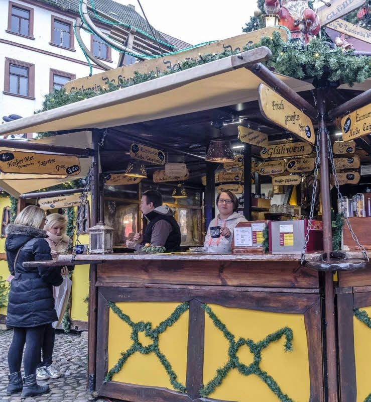 Die „Taverne“ aus Tangermünde ist eines von insgesamt drei Häuschen, deren Äußeres Marktveranstaltern besonders gut gefallen hat. Der Markt habe sich gut entwickelt, findet „Tavernen“-Mitarbeiterin Peggy Heine.
