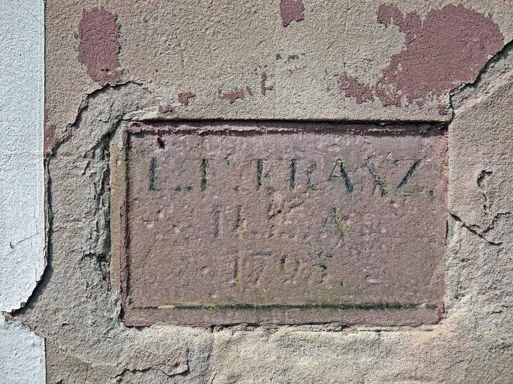 Detail an der Ostfassade mit dem Namen „L. F. Franz“ weist auf Leopold III. Friedrich Franz (1740-1817), Fürst und Herzog von Anhalt-Dessau, genannt Fürst Franz, hin.