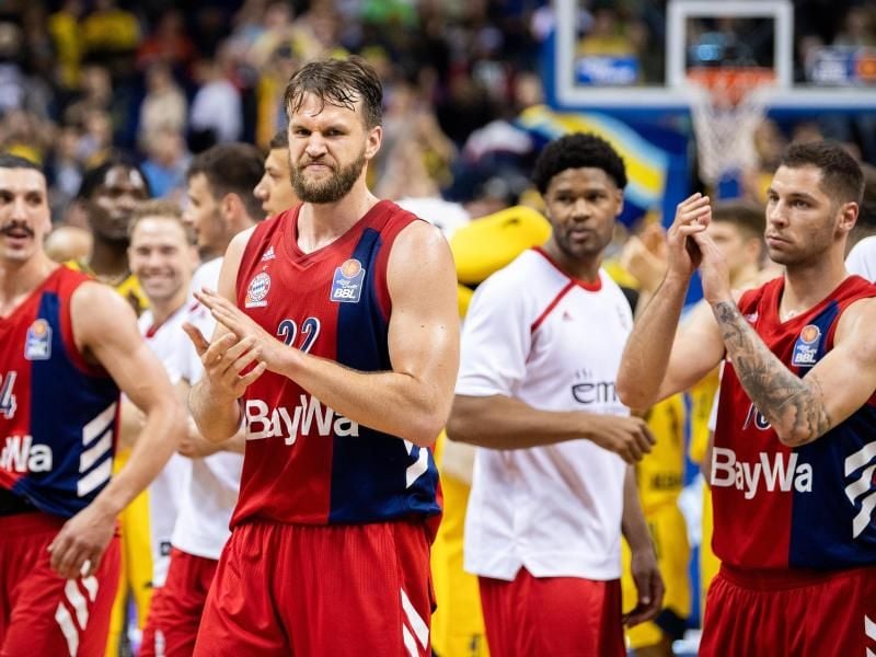 Danilo Barthel (M) und seine Teamkollegen freuen sich nach dem Spiel über den Sieg. Foto: Monika Skolimowska
