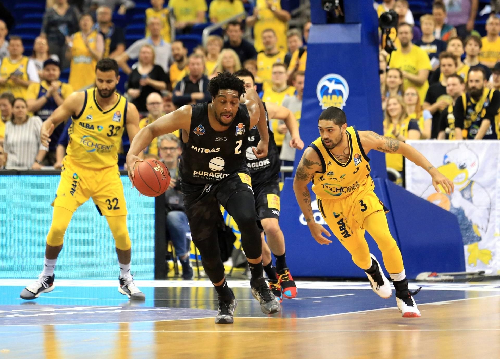 MBC-Profi James Farr beim Auswärtsspiel in Berlin am Ball.