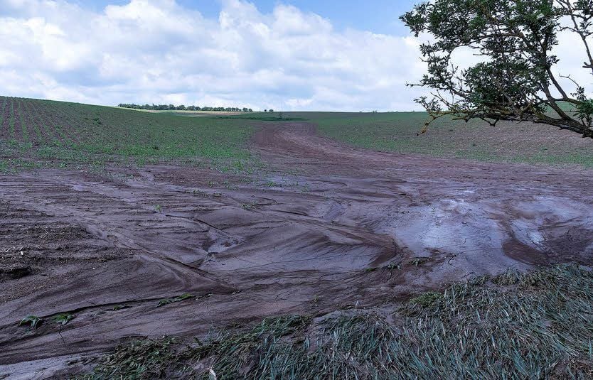 Der Schlamm kommt von den Feldern.