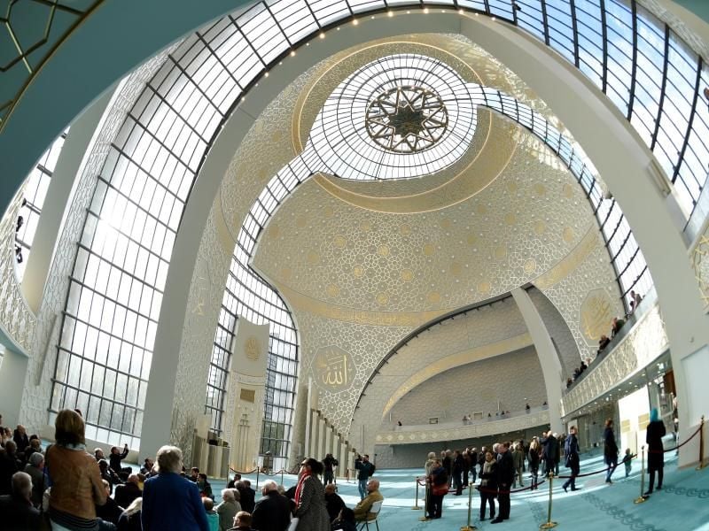 Besucher im Gebetssaal der neuen Zentralmoschee in Köln-Ehrenfeld. Foto: Rainer Jensen
