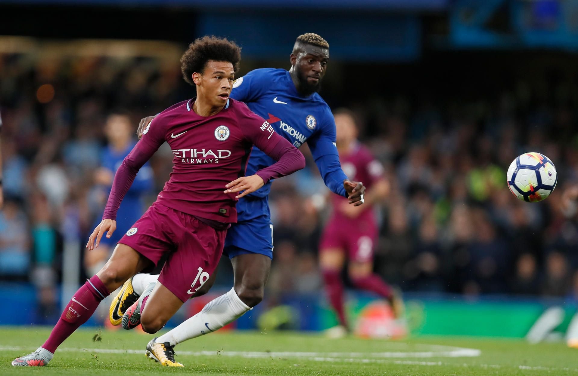 Leroy Sané (vorne) im Duell mit Tiemoue Bakayoko vom FC Chelsea.