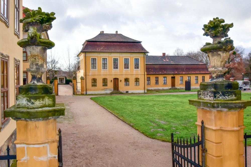 Das Dach des westlichen Kavaliershauses des Schlossensembles Mosigkau wurde vor dem Einsturz gerettet.