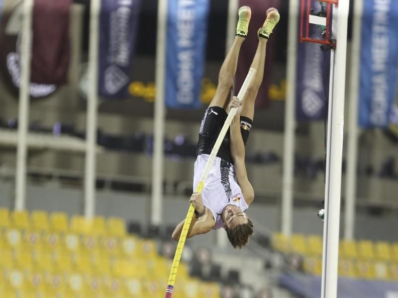 Armand Duplantis hat sich in Doha mit einer Siegeshöhe von 5,82 Metern begnügen müssen. Foto: Hussein Sayed/AP/dpa