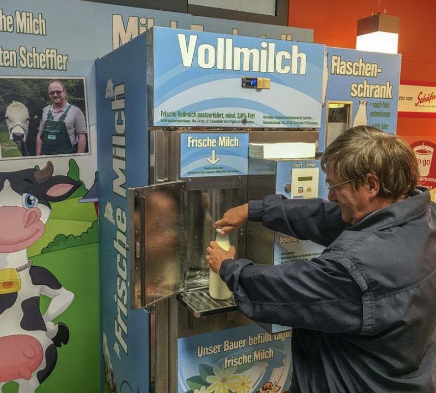 Kunden im E-Center in Halle nutzten den Milchautomat rege, den Landwirt Scheffler aufgestellt hatte. Abgefüllt wurde in Flaschen.