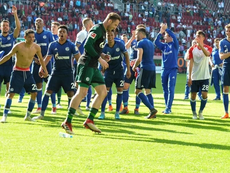 Schalkes Spieler feiern ausgelassen die Vize-Meisterschaft. Foto: Stefan Puchner