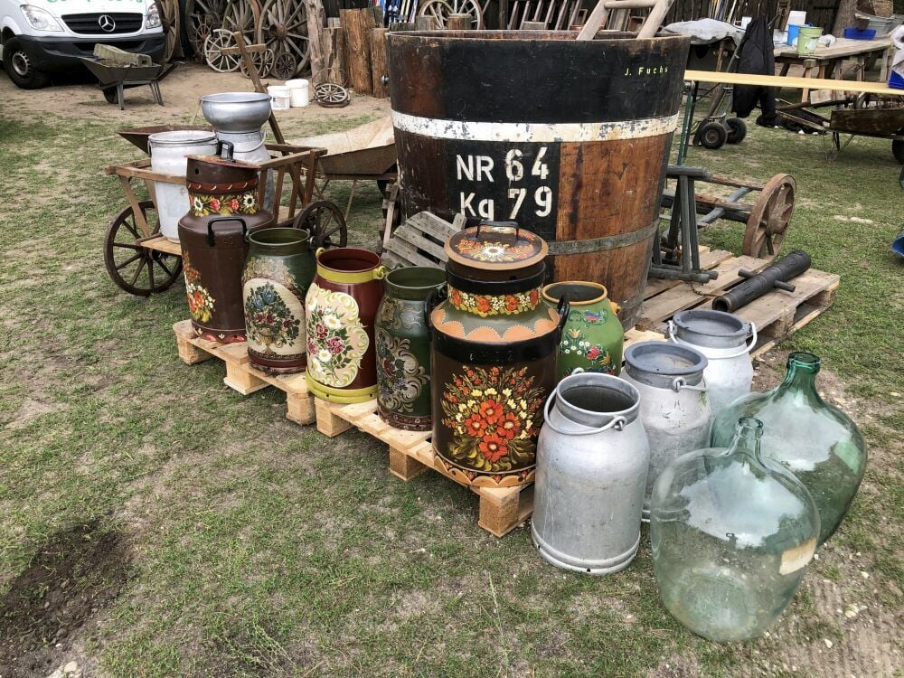 Na, ist da was dabei? Allerlei bäuerliches Gerät findet man beim Flohmarkt in Nudersdorf auch.
