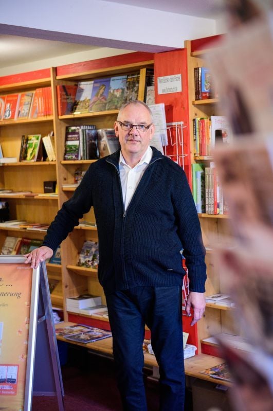 Seit Jahren führt der Naumburger Hans-Georg Fischer in Freyburg eine Buchhandlung. Im vergangenen Jahr ereilte ihn die Diagnose Krebs.