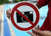 Dieser Aufkleber weist daraufhin, dass in dem Schwimmbad Fotografieren verboten ist.