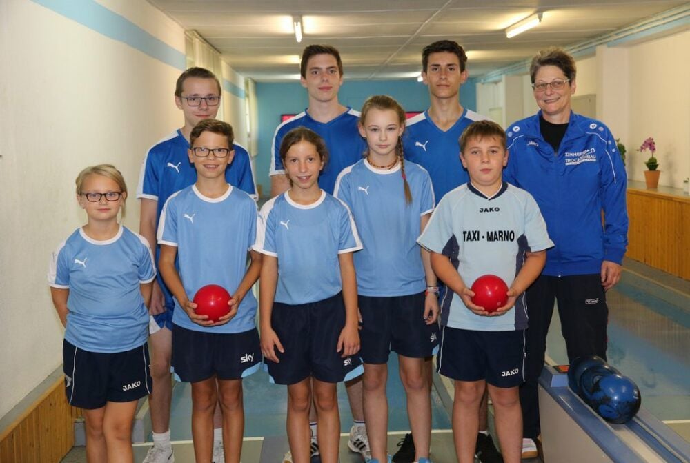 Blau-Weiß Bad Kösen bringt wieder zwei Jugendteams an den Start - vorn, v.l.: Svea Kloskowski, Felix Brandt, Marie Brandt, Tabea Gössl, Maximilian Fritz; hinten, v.l.: Daniel Schulz, Jakob Holzkämper, Brian Hartkopf, Trainerin Ilka Pfeffer.