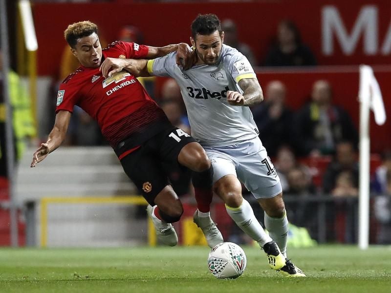 Jesse Lingard (l) von Manchester United und Derby Countys Bradley Johnson kämpfen um den Ball. Foto: Martin Rickett/PA Wire