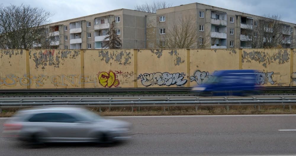 Die Tage der Lärmschutzwand sind gezählt. 2020 wird sie wohl abgerissen - und mit ihr der Garagenkomplex an der Rückseite.