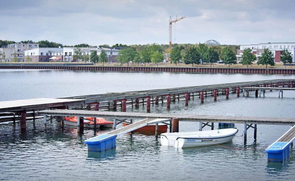 Zwei einsame Ruderboote und ein Wassertreter haben an der Steganlage fest gemacht. Ansonsten gilt: Still ruht die Marina im Stadthafen.