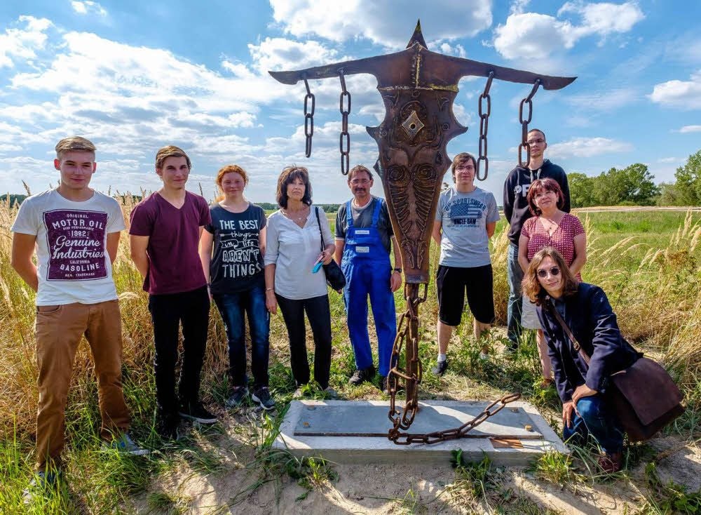 Alle Akteure an der Plastik „Raava Geist des Lichts“ von Tim Tekath, Robin Janich und Wiebke Lingner