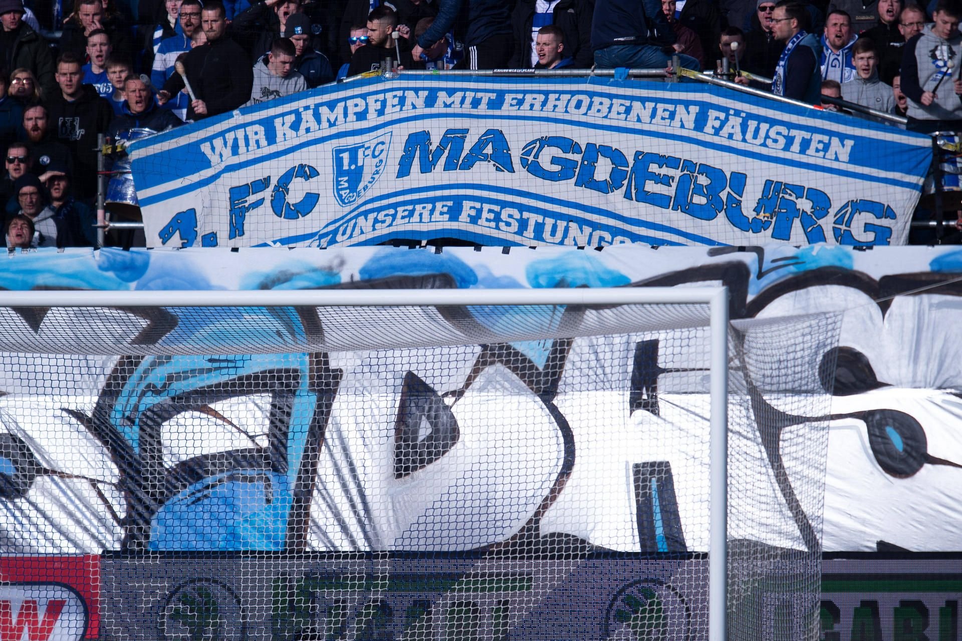 Fanblock des 1. FC Magdeburg: Fans zeigen ein Banner in der MDCC-Arena
