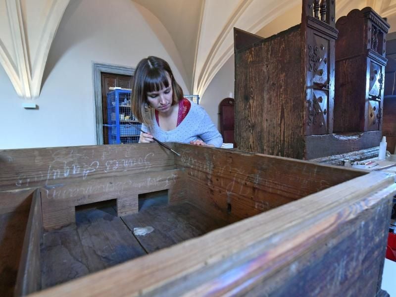 Die Restauratorin Susanne Ruynat im Wohnhaus des Theologen Martin Luther (1483-1546) in Wittenberg. Foto: Hendrik Schmidt