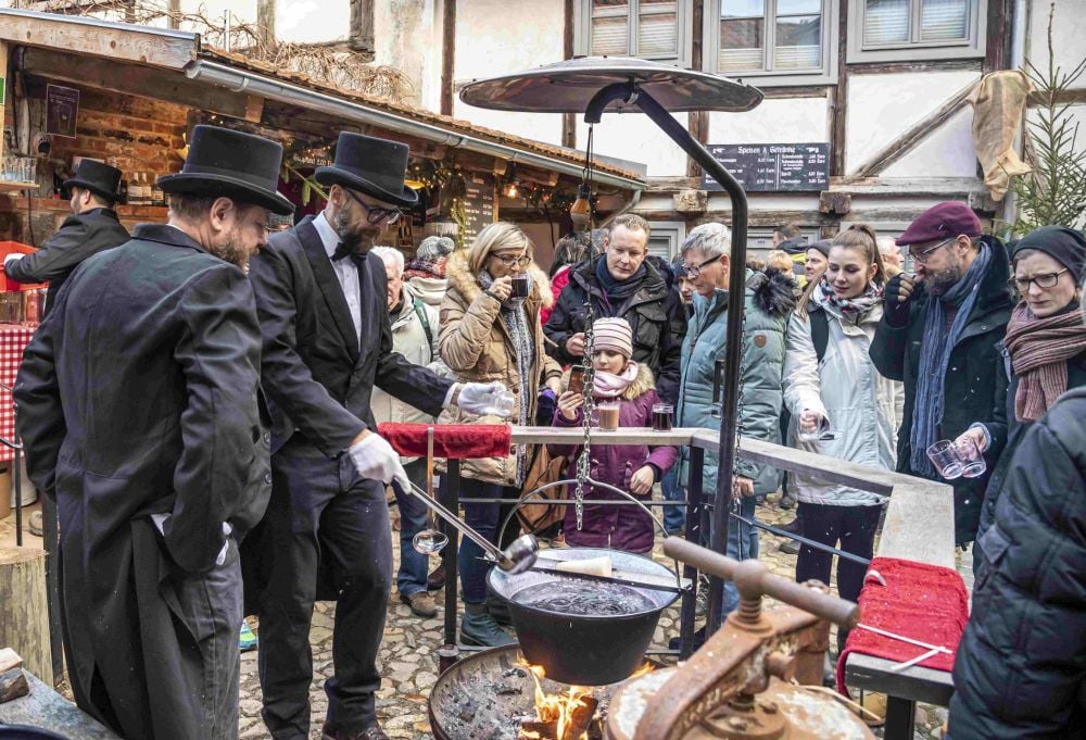 Zwei Herren im Hof „Pfeiffer mit drei f“ wissen, wie man Besuchern stilvollen Genuss bietet.