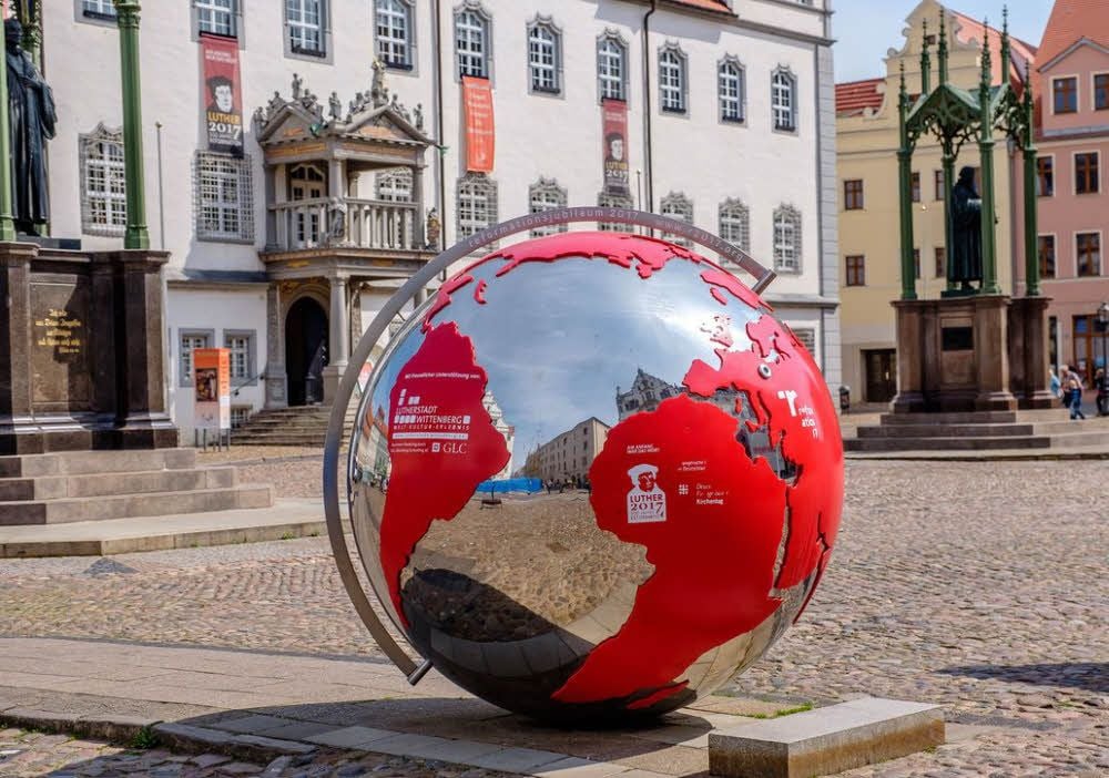Die Weltkugel auf dem Wittenberger Marktplatz ist ein beliebter Treffpunkt geworden. Auch wenn das Zählwerk nicht mehr anzeigen konnte, wie viel Zeit noch bis zur Weltausstellung vergeht.