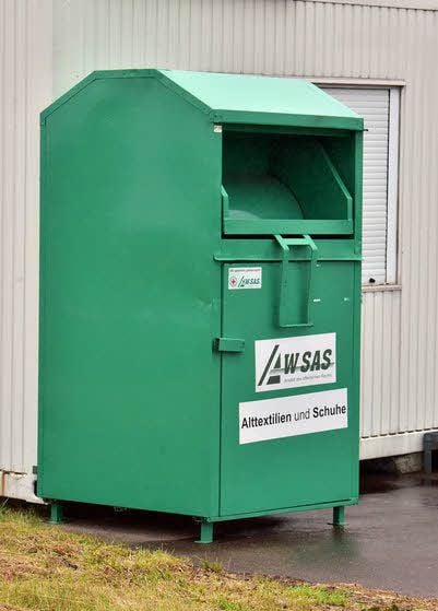 Ein grüner Container von der Abfallwirtschaft.