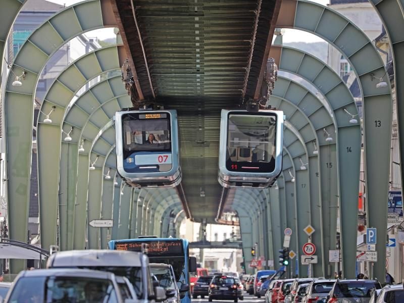 Die Wuppertaler Schwebebahn rauscht über jeden Stau hinweg. Foto: Oliver Berg