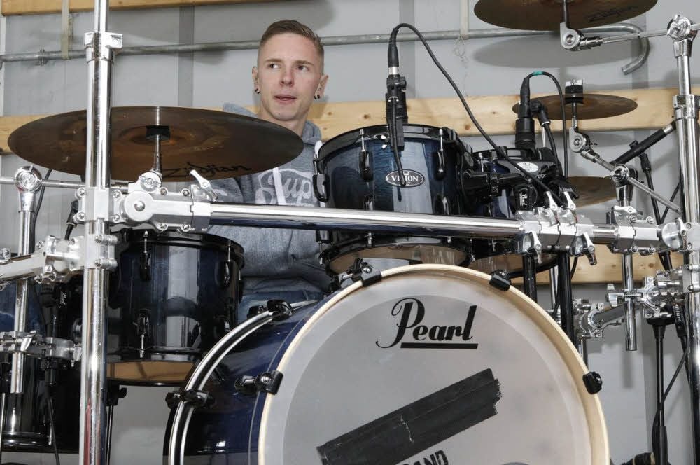 Oliver Dittmann (21) aus Annarode ist der neue Schlagzeuger der Mansfelder Cover-Band „Seamless“.