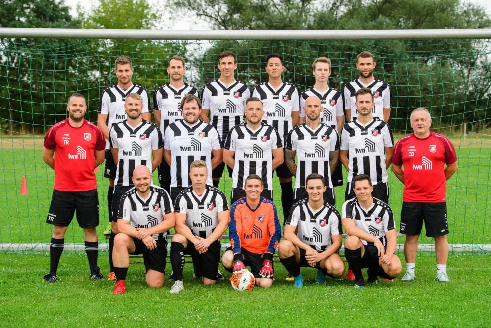 Die zweite Mannschaft des SC Naumburg - hinten, v.l.: Robert Nestler, Tobias Häring, Albert Reinicke, Van Holder Nguyen, Lucas Lube, Tim Romahn; Mitte, v.l.: Trainer Patrick Hausmann, Patrick Heldt, Eric Zander, Nils Walther, André Weingarten, René Bergmann, Co-Trainer Olaf Lange; vorn, v.l.: Toni Henneberg, Kai Eckardt, Oliver Pätzolt, Steffen Werner, Johann Reber.
