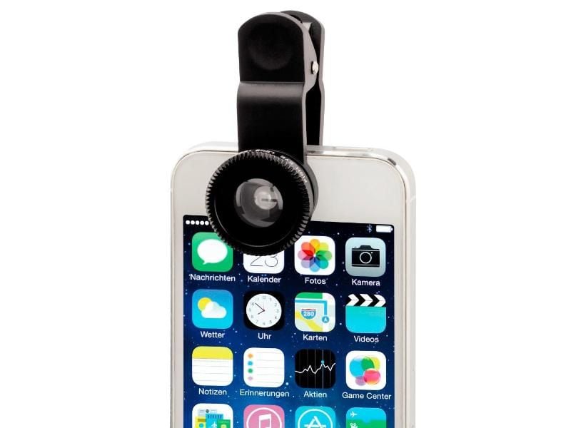 Die Zusatzobjektive von Hama für Smartphones mit Linsen bis 13 Millimeter Durchmesser werden wie eine Wäscheklammer auf das Telefon gesteckt. Foto: Hama