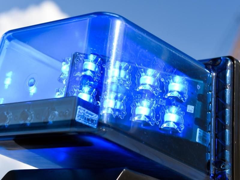 Ein Blaulicht auf dem Dach eines Einsatzfahrzeugs. Foto: Christophe Gateau/Archiv