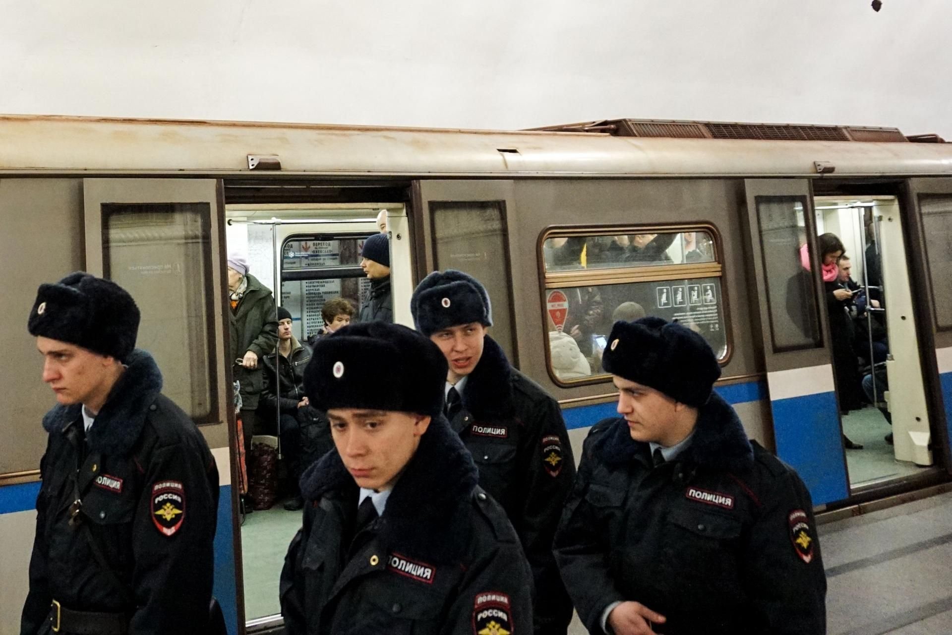 Russische Polizisten in der U-Bahn von Moskau.