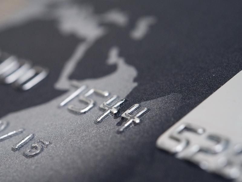 Kunden können sich mit der Kreditkarte direkt beim Bezahlen Geld leihen. Bei Teilzahlungsfunktionen kann das teuer werden. Foto: Andrea Warnecke