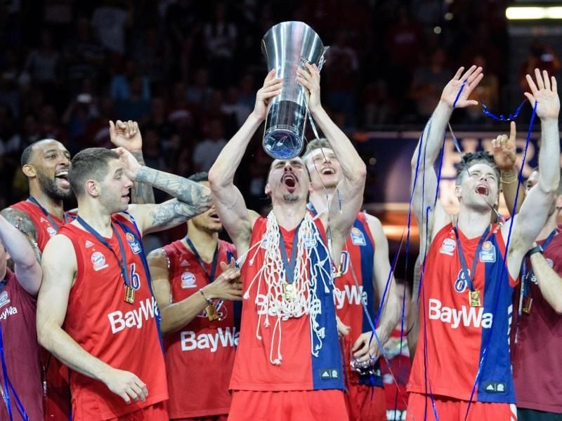 Die Basketballer des FC Bayern München feiern ihren fünften Meistertitel. Foto: Matthias Balk