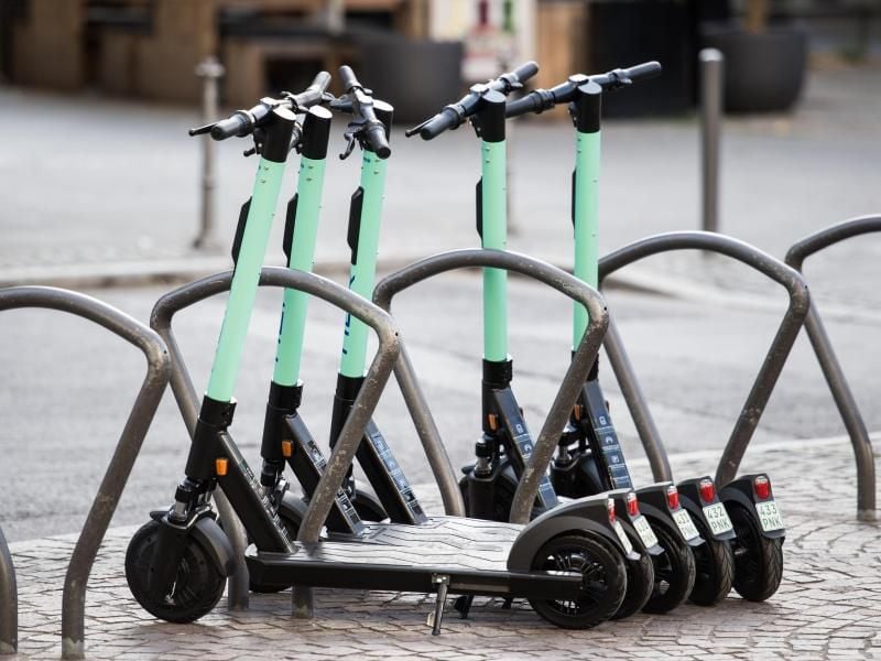 Mehrere E-Scooter stehen auf dem Kaiserplatz in Frankfurt. Foto: Andreas Arnold/Archivbild