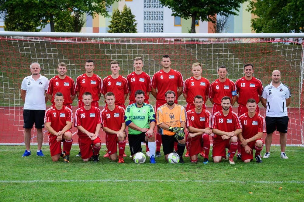 Der BSC 99 Laucha vor der neuen Landesklasse-Saison - hinten v. l.: Co-Trainer René Villmann, Alexander Saal, Lars Porse, Johann Thieme, Mirko Krüger, Christopher Schumann, Chris Karl, Mario Bothe, Thomas Elste, Trainer Ronny Starch; vorn, v.l.: Steven Walther, Patrick Hoffmann, Lucas Sielaff, Tobias Schöneburg, Robert Reis, Maximilian Handt, Lucas Hoffmann, Alexander Paloch. Bereits am Freitagabend, 18 Uhr, spielen die Glockenstädter beim ESV Herrengosserstedt.