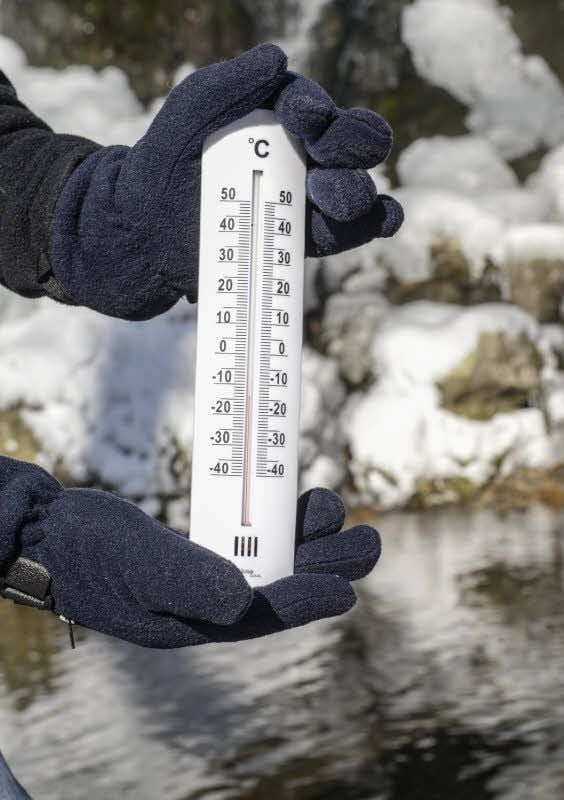 önigshütte, Donnerstag, 11.38 Uhr: Schon den ganzen Vormittag scheint die Sonne, dennoch steigt das Quecksilber nicht über 13 Grad unter Null an. Dick gefütterte Handschuhe sind bei der Messung wichtig. Ansonsten würden wahrscheinlich die Finger an der Emaille des Thermometers festfrieren. Damit sind die Wetterverhältnisse wieder einmal ganz anders als im übrigen Land. Halle meldet zur gleichen Zeit nur minus ein Grad Celsius.