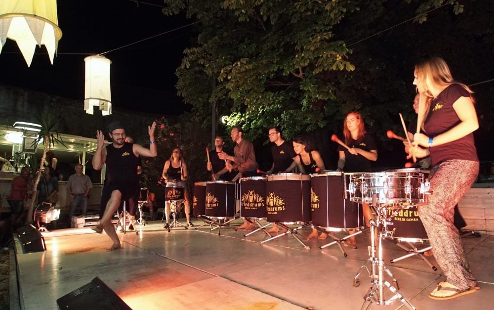 Im Grauen Hof wurde am Wochenende zur Trommlernacht eingeladen. Mit dabei: Frieddrums, eine moderne Samba-Gruppe aus Berlin.