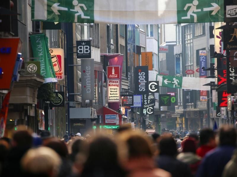 Weihnachtsgeschäft in Köln: Auch 2017 können die Deutschen mit mehr Geld im Portemonnaie rechnen. Foto: Oliver Berg