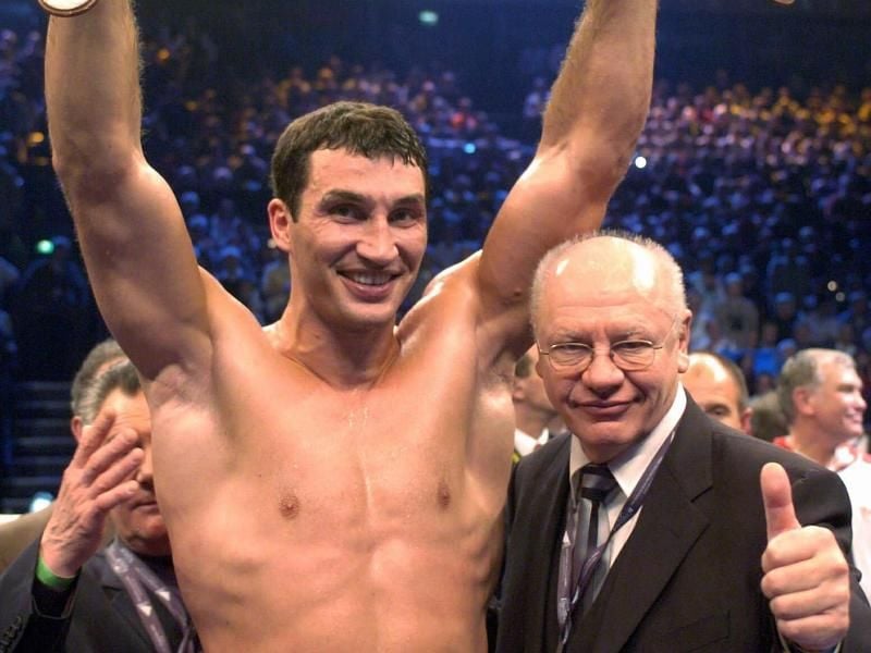 Klaus-Peter Kohl posiert 2003 im Ring mit Wladimir Klitschko. Foto: Maurizio Gambarini/Zentralbild/dpa