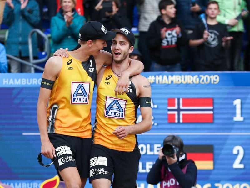 Julius Thole (l) und Clemens Wickler feiern nach ihrem Sieg gegen Norwegen den Einzug ins WM-Finale. Foto: Christian Charisius
