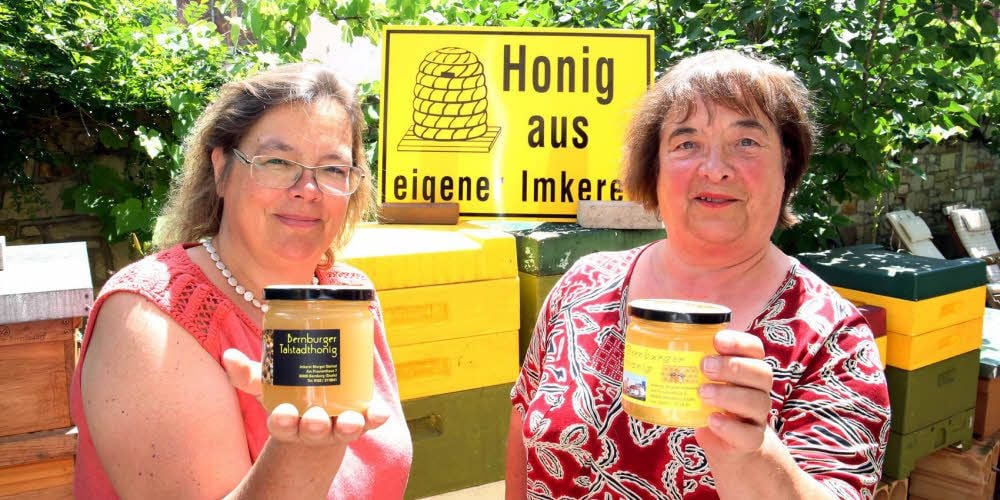 Die beiden Imkerinnen Margot Steinel (von links) und Brigitte Vetterlein verkaufen neuerdings ihren Bernburger Honig.