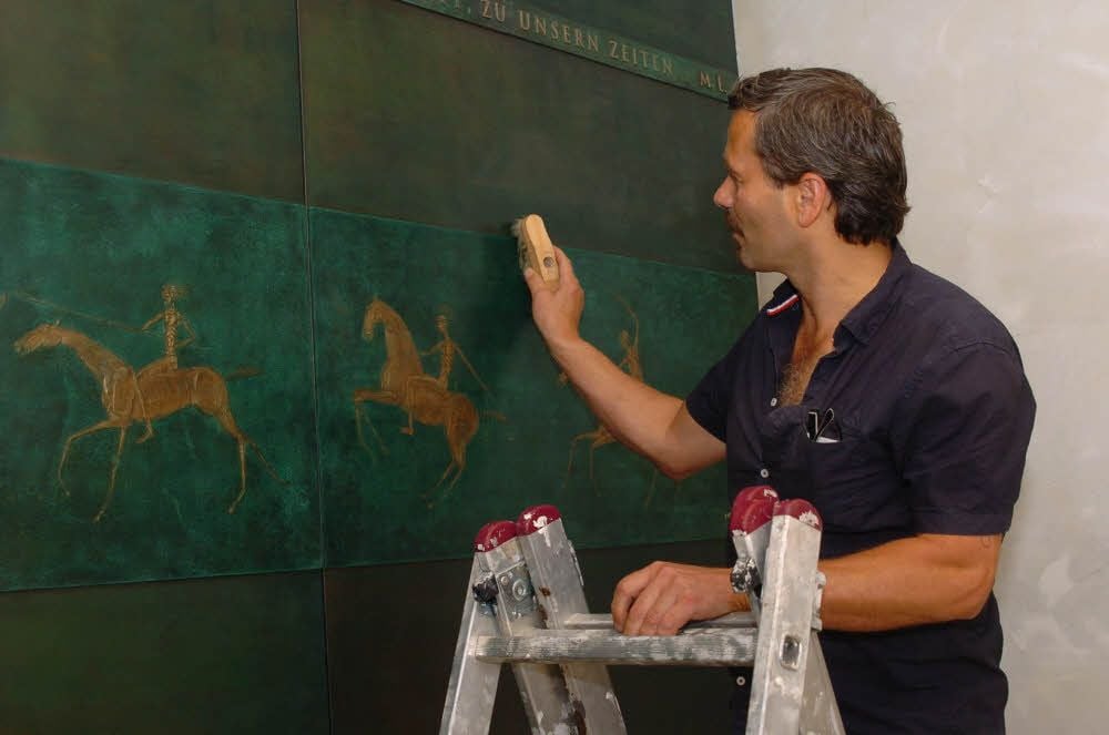 Marco Flierl legt letzte Hand an seiner Tür zwischen Schloss und Kirche in der Wittenberger Schlosskirche an.