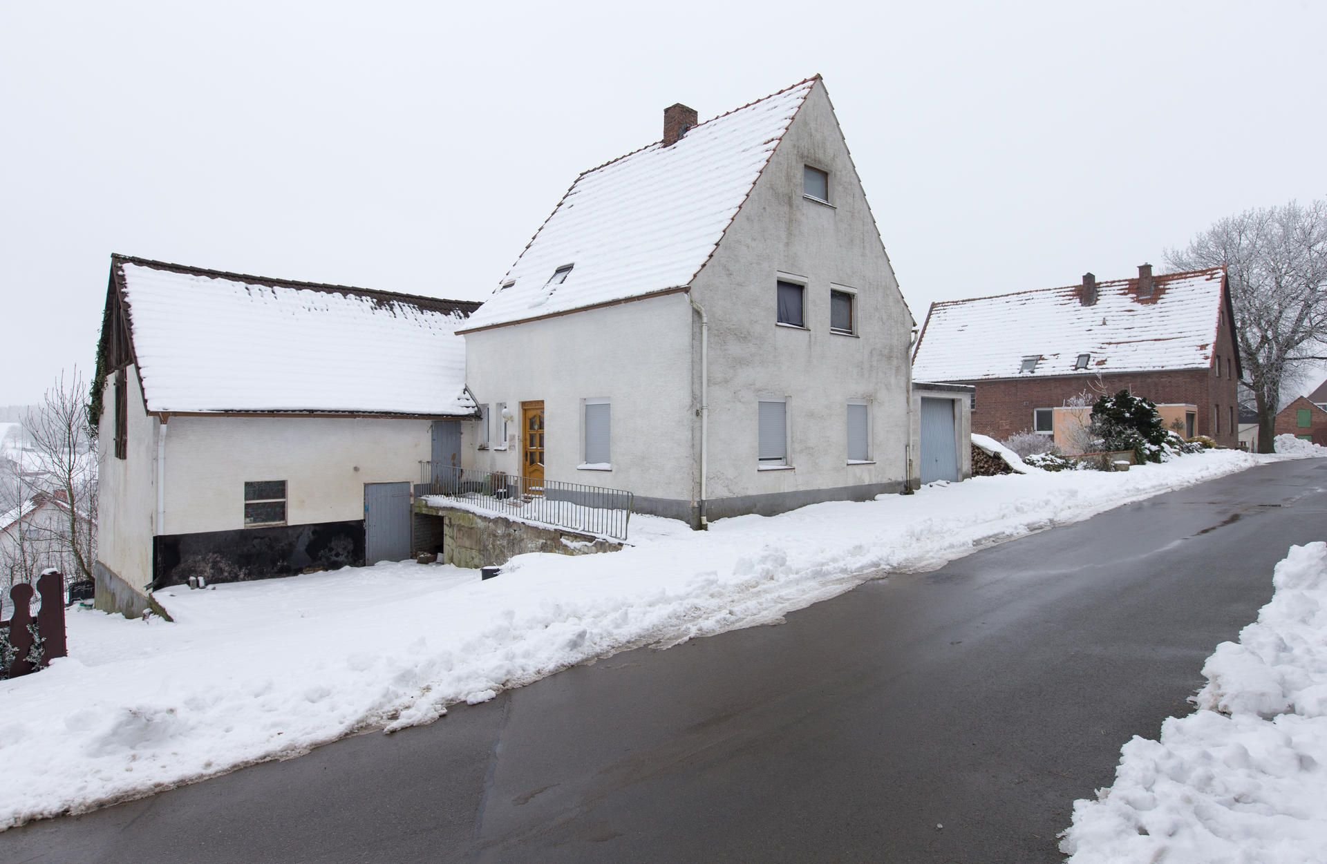 Über Jahre hinweg sollen die Angeklagten mehrere Frauen in das Haus in Ostwestfalen gelockt und dort schwer misshandelt haben.