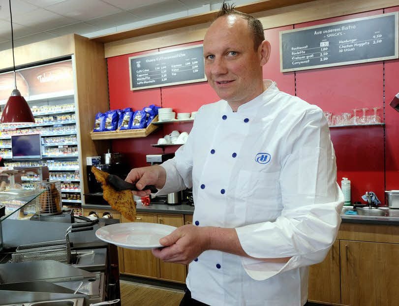 Schnitzel oder Kartoffelsalat sind an der Jessener Sprint-Tankstelle zwar der Renner, doch Christoph Pötzsch kann auch internationale Küche.